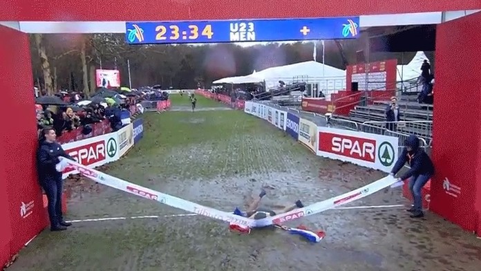 VIDEO: Evropský šampion slavil titul, v cíli se mu to však vymklo!