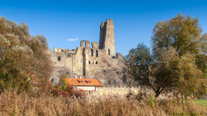 Humus a prasárna. Černá skládka u Okoře byla plná účtů z oblíbeného bistra