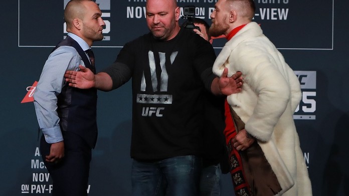 McGregor s Alvarezem to pořádně rozjeli, zasahoval i bodyguard!