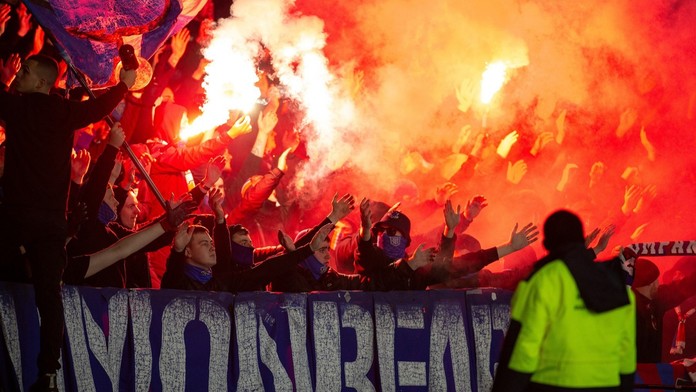 Řádění fanoušků Rangers. Hodili dělbuch do restaurace plné rivalů ze Celticu