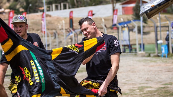 Dakar má volný den: Jak se pere prádlo a opravují stroje v bivaku?