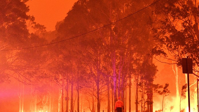 Krvavě rudé peklo v Austrálii. Tisíce lidí před ohněm utekly na pláž