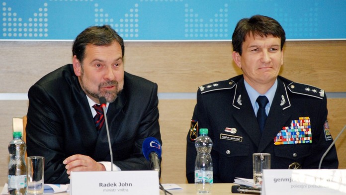 Policejní šéfové si nechávali posílat důležité spisy, zdržovali tím vyšetřování?
