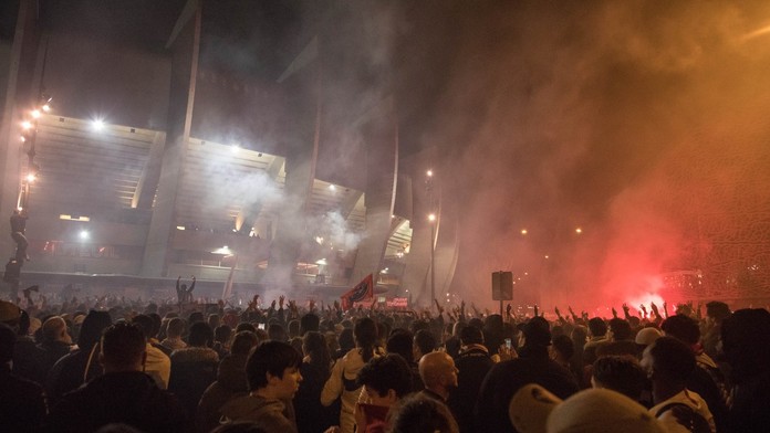Peklo před stadionem PSG! Tisíce lidí fandily za zavřenými dveřmi