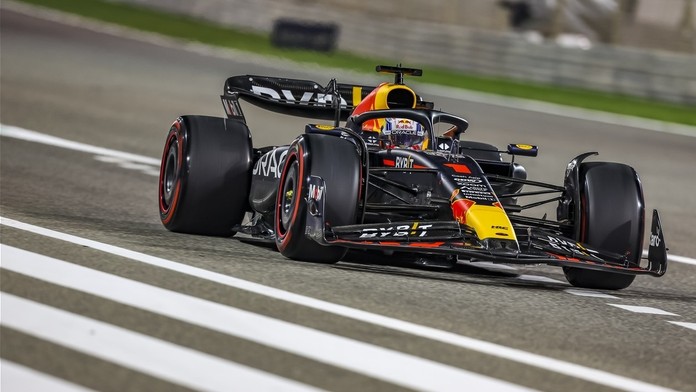 Kvalifikaci na Velkou cenu Bahrajnu ovládly vozy Red Bullu, vyhrál Verstappen
