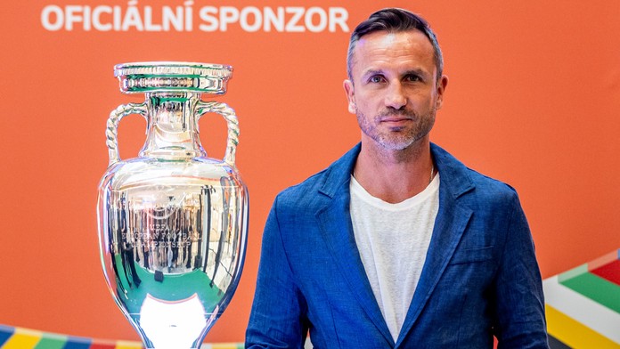 Tomáš Sivok s trofejí pro vítěze fotbalového Eura