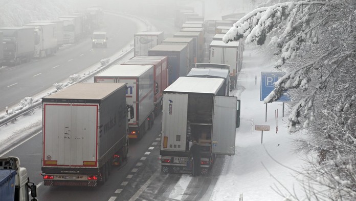 Kvůli hromadné nehodě byla celý den uzavřena dálnice D8, čtyři zranění