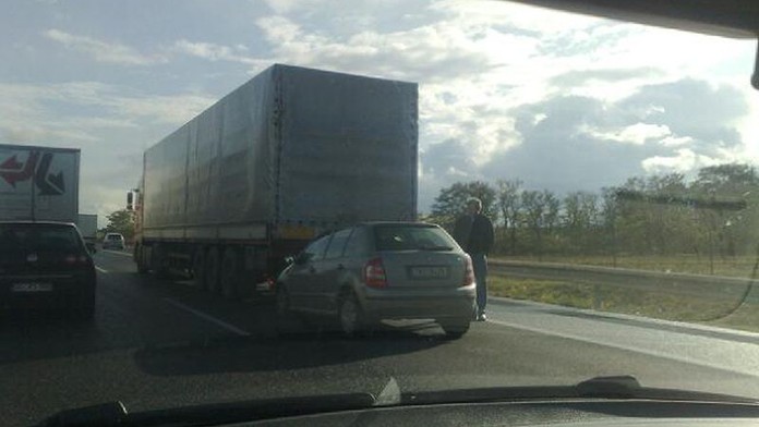 Dvě havárie čtyř aut zablokovaly dálnici D8