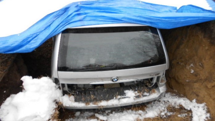 Slovák vymyslel nový trik na české pojišťovny: Zakopal auto pod zem