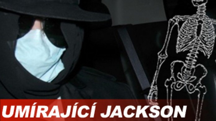 Umírající Jackson. S kloboukem, rouškou a celý zahalený