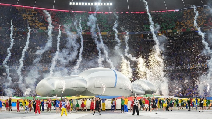 Zvláštní dvojí metr. Pyrotechnika jednou problém, poté součást ceremoniálu