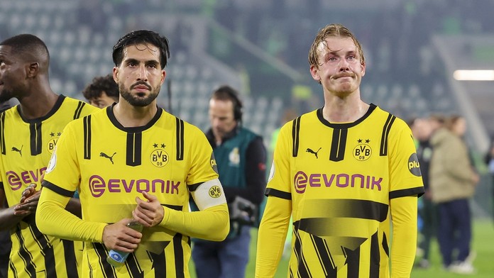 Zklamaní hráči Dortmundu Emre Can a Julian Brandt