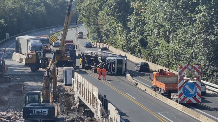 Na dálnici D5 se srazily kamiony. Úsek bude průjezdný až odpoledne