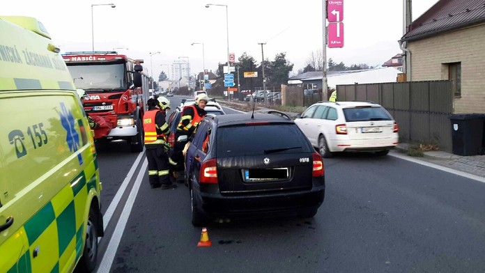 Čtyři nehody za 50 minut! Může to klouzat, varují hasiči