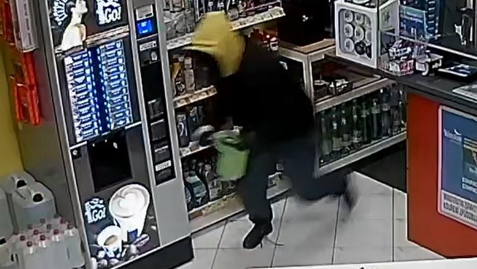 Neviděli jste ho? Lupič v Praze přepadl benzinku, prodavačku ohrožoval nožem