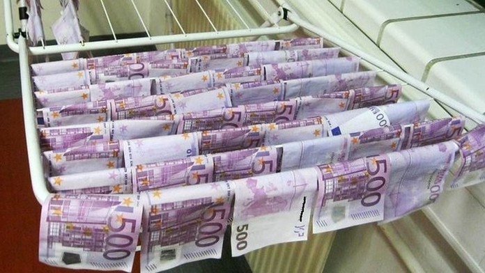 Mladíci vylovili z Dunaje 100 tisíc eur. Sušili je téměř všude!