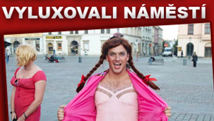 Muži jako uklízečky vyluxovali náměstí
