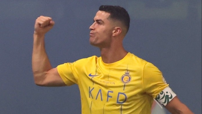 Ronaldo má v Rijádu své muzeum a další sochu. Vyfotil se sám se sebou