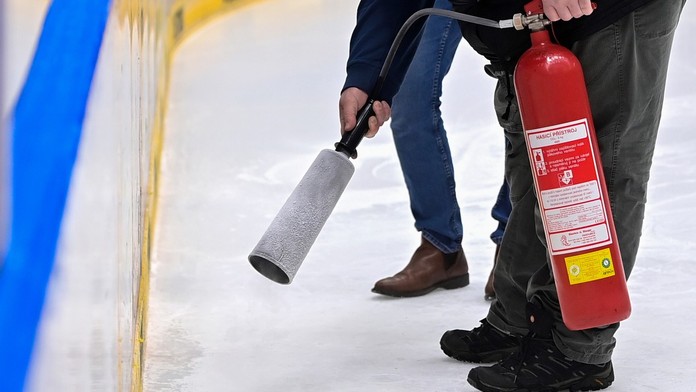 Problémy s ledem v extralize? Odpověď není jasná. Můžou za to mantinely i rolba
