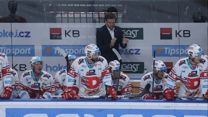 Pardubice přetlačily Třinec a zůstávají první, na dno tabulky se vrátilo Kladno
