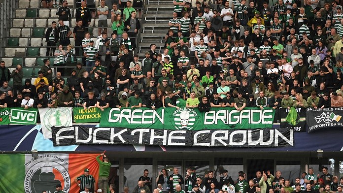 Rangers i přes zákaz vzdali hold královně. Celtic ji naopak zneuctil