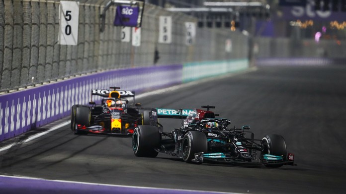 Závod plný karambolů ovládl Hamilton, s Verstappenem mají stejně bodů