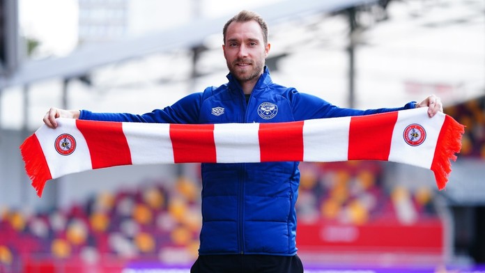 Narozeniny jako víno. Fotbalista Eriksen po kolapsu poprvé vyběhl na trávník