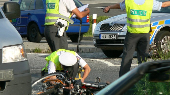 TO UŽ JE MOC! Řidič auta SCHVÁLNĚ narazil do jedoucího CYKLISTY!