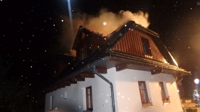 Roubenku na Hradecku zapálil blesk, hasiči k ní museli vyjet dvakrát