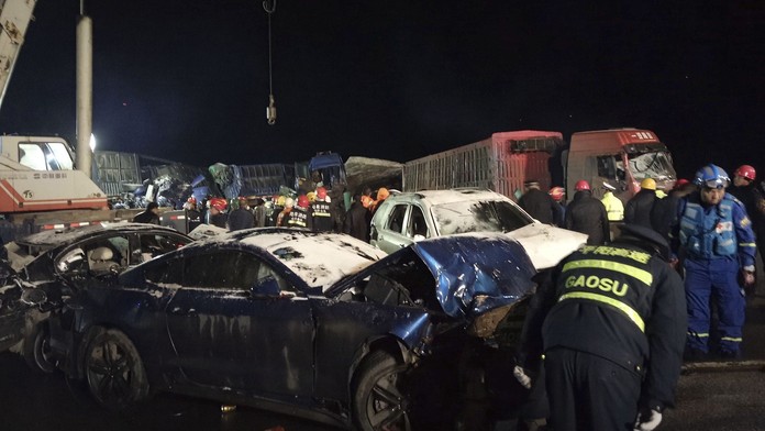 Hromadná nehoda na čínské dálnici! Srazilo se více než sto aut