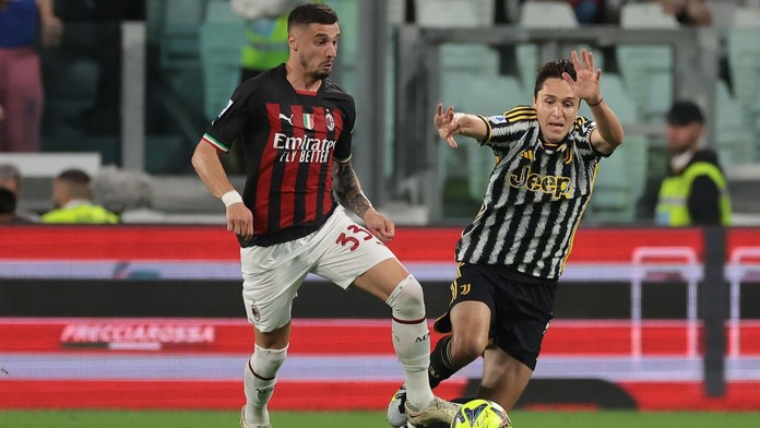 Rade Krunič (AC Milán) v souboji s Federicem Chiesou (Juventus)