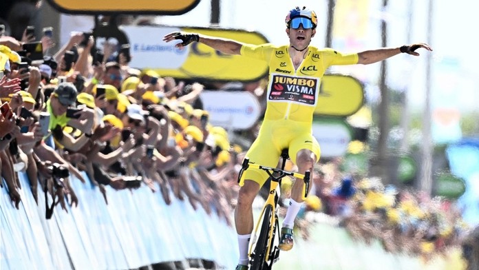 Wout van Aert ovládl čtvrtou etapu a drží žlutý trikot. Soupeřům ujel v závěru