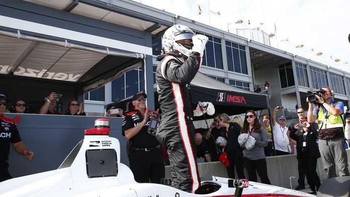 Loňský vítěz Newgarden odstartuje první. Piloty čeká závod na mokru