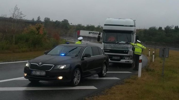 Musí řidič zastavit neoznačenému policejnímu autu?