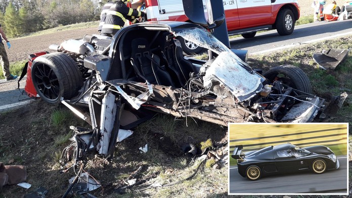 Řidič rozmlátil na Klatovsku luxusní sporťák o strom. Zbyly jen trosky