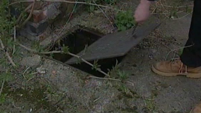 Kvůli krádeži poklopu spadla do kanálu