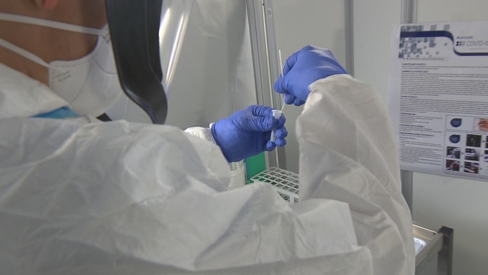 Laboratoře odhalily vzorky neznámé mutace. Lidé je asi přivezli z dovolené