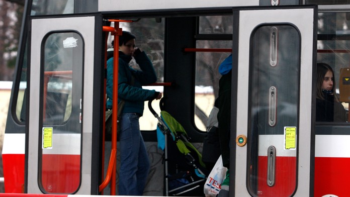 Pražskému řidiči ujela tramvaj. Řídil ji naštvaný inspektor