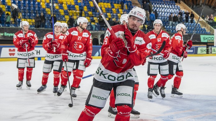 Hokejista Jan Mandát v dresu Dynama Pardubice