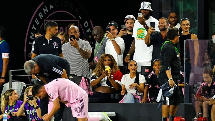 Debut Messiho přilákal světové celebrity. LeBron si Argentince natáčel na mobil