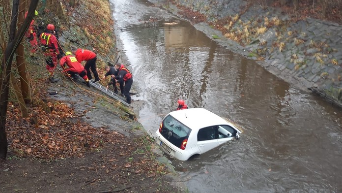 Auto v Praze sjelo do potoka a uvázlo. Řidiče museli vyprostit hasiči