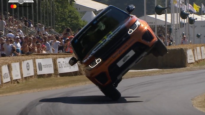 Neuvěřitelná jízda. Range Rover si dojel pro rekord na dvou kolech