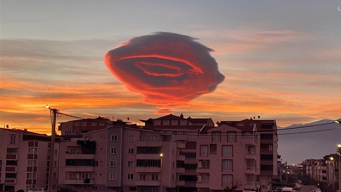 Tento mrak se objevil nad Tureckem před zemětřesením. Teď ho viděli v jiné zemi