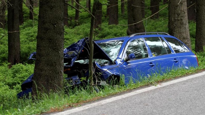 Muž přežil autonehodu na Kladensku, po ní ale dostal infarkt a zemřel