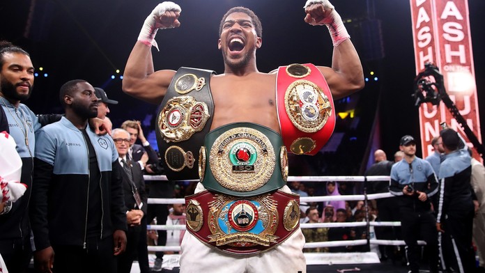 Boxer Anthony Joshua umravnil skupinku studentů. Vtrhl k nim na kolej