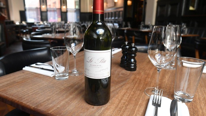 Restauraci omyl vyšel draho! Hostům rozlévala víno za 133 tisíc
