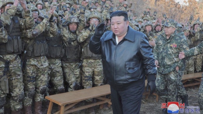 Kim Čong-un na vojenském cvičišti