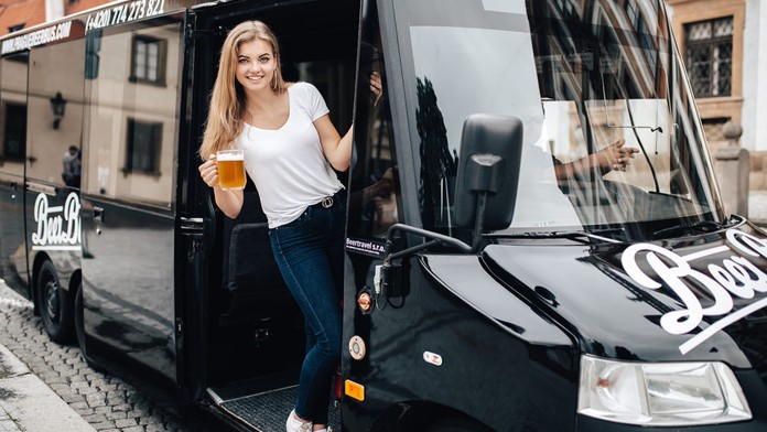 Praha prohrává boj s opilci! Pivní kola nahradily autobusy, přidá se i striptýz