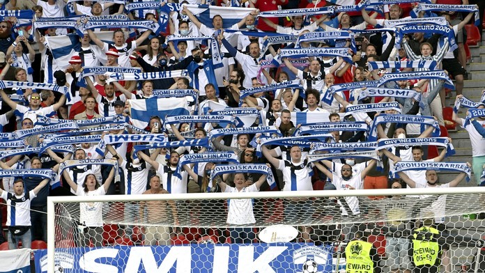 VIDEO: Dojemné. Fanoušci vyvolávají hráče, co bojoval o život