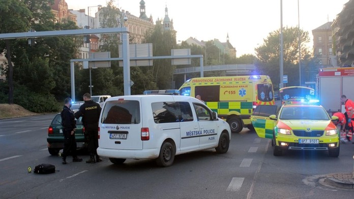 V Boleslavi se srazila auta. Jedno z nich na přechodu zabilo dědečka